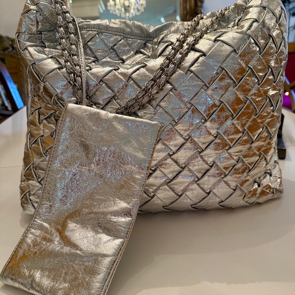Elegant Silver Woven Shoulder Bag - Picture 8 of 9